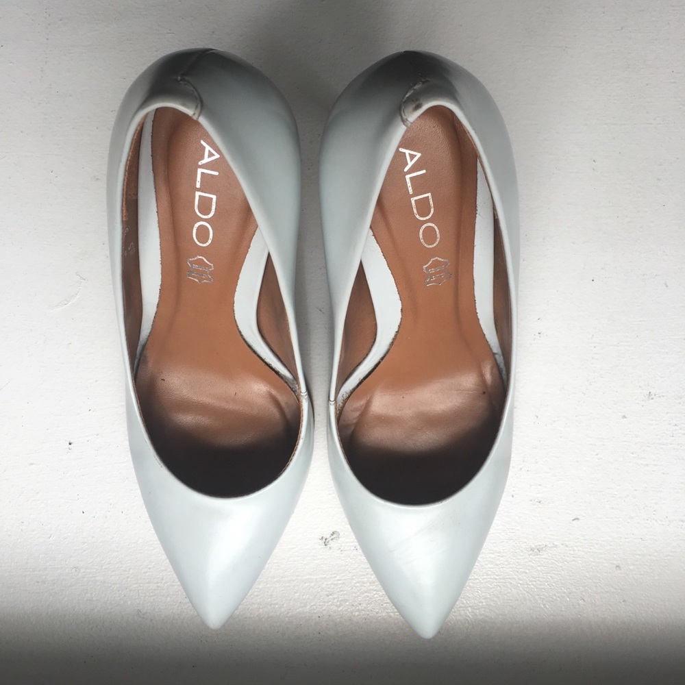 Light dusted blue pumps